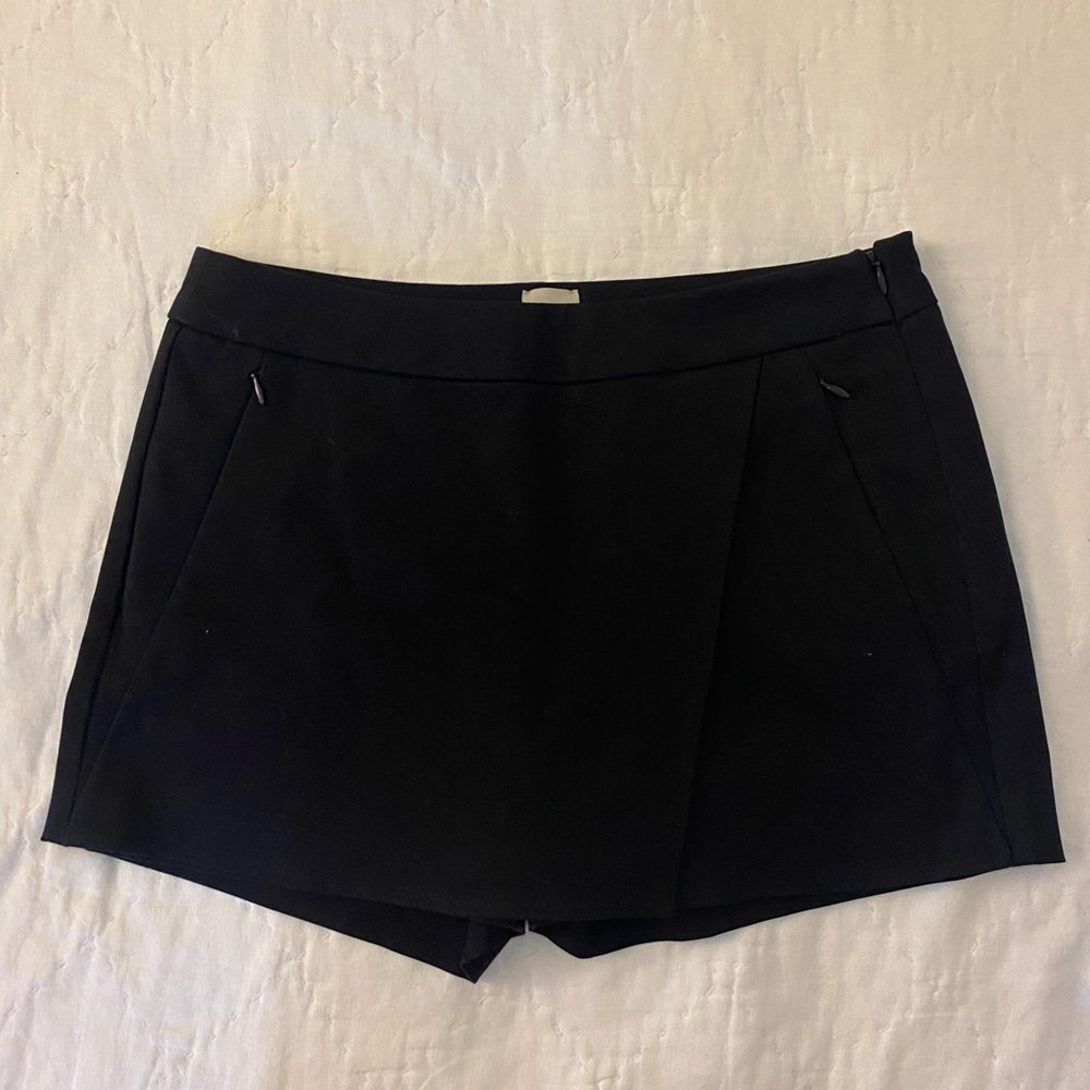 Black skort
